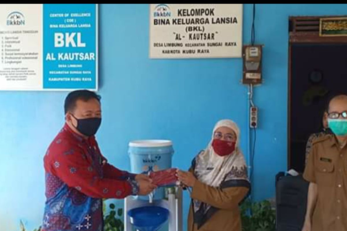 BKKBN Kalbar berikan bantuan APD kepada kelompok BKL Al-Kautsar