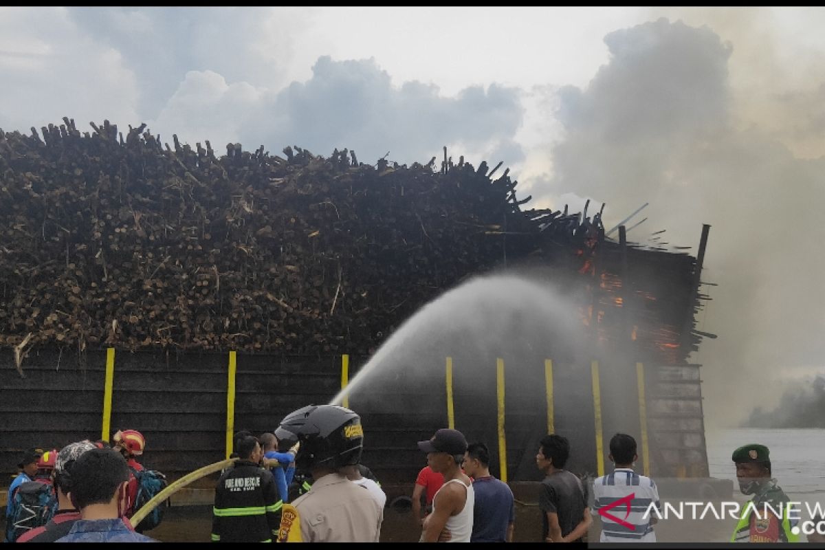 Kayu akasia di kapal tongkang terbakar di Sungai Siak, helikopter ikut memadamkan