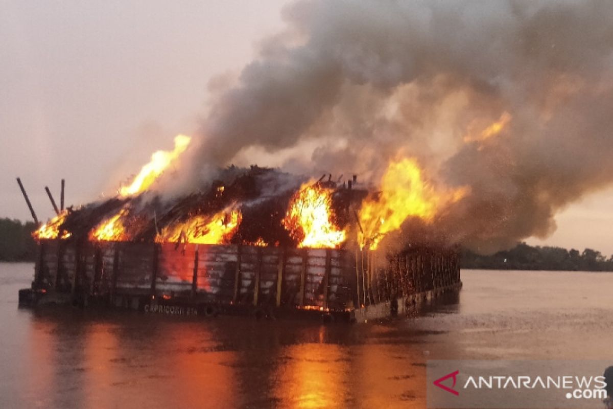 Hingga malam, kebakaran kapal tongkang  di Siak masih membara