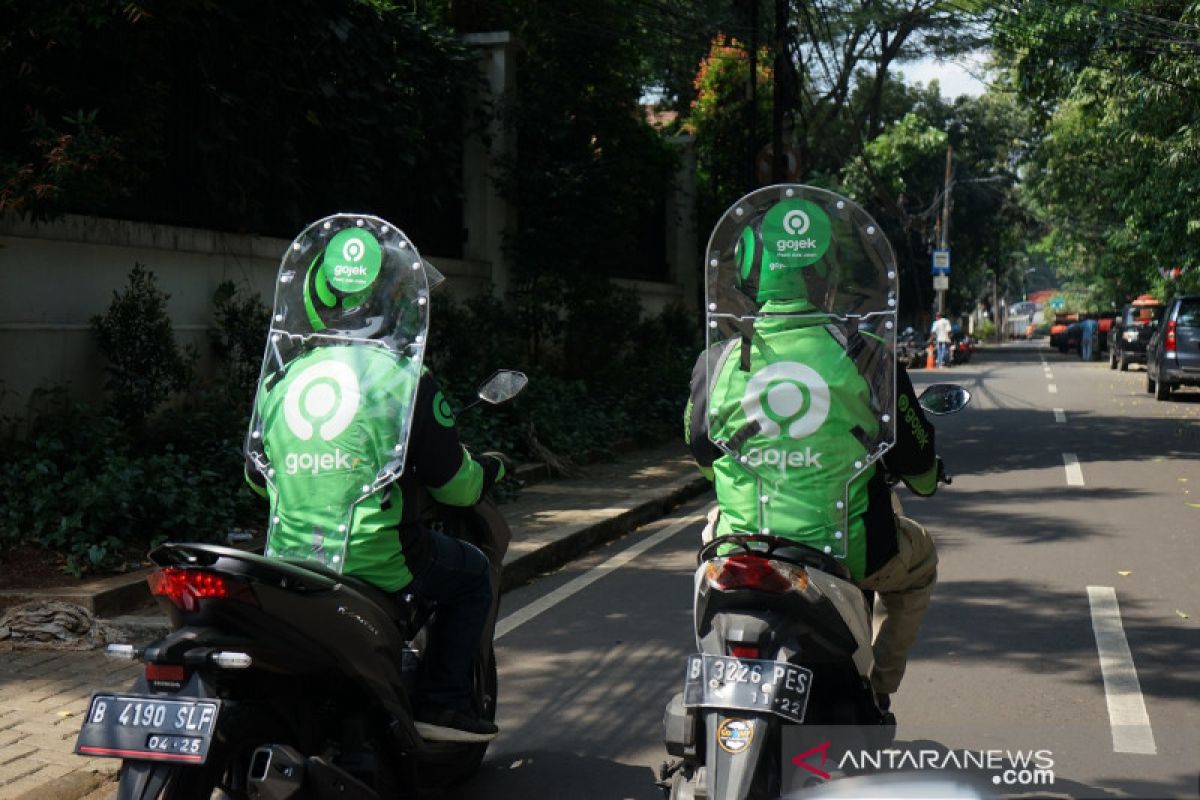 Beroperasi di masa PSBB transisi, Gojek uji coba sekat pelindung