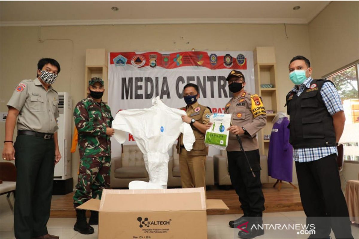 Kodam XIV/Hasanuddin serahkan bantuan APD kepada Pemkab Bantaeng