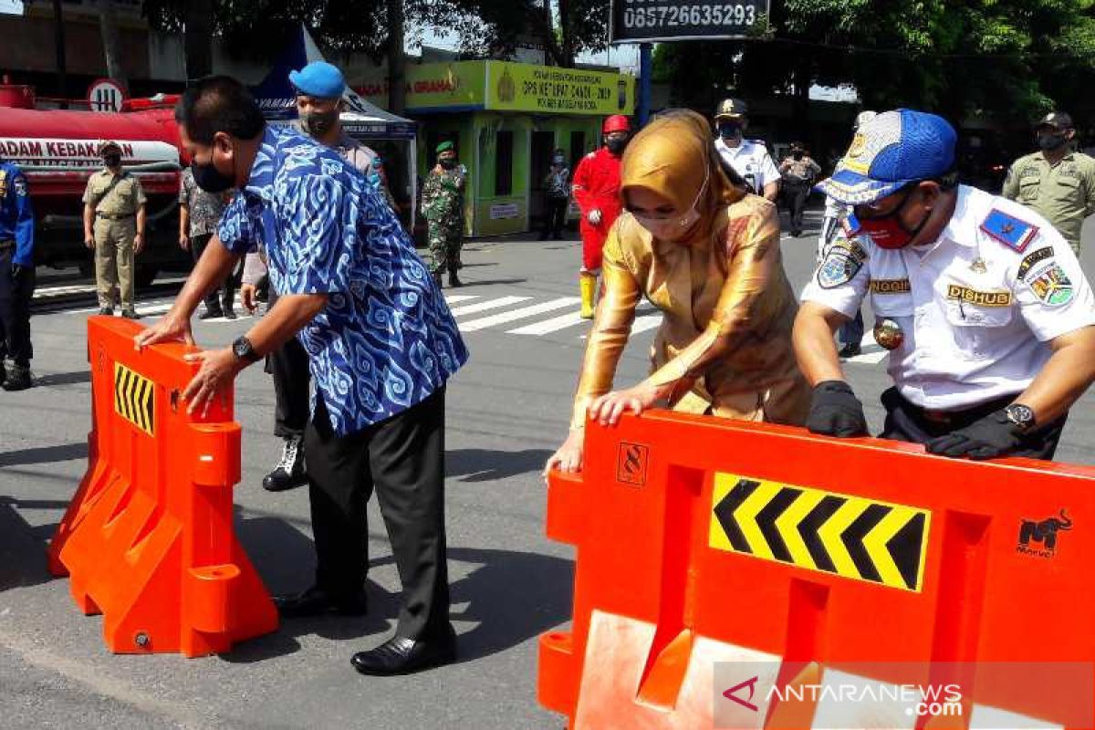 Barikade akses jalan protokol di Magelang mulai dibuka