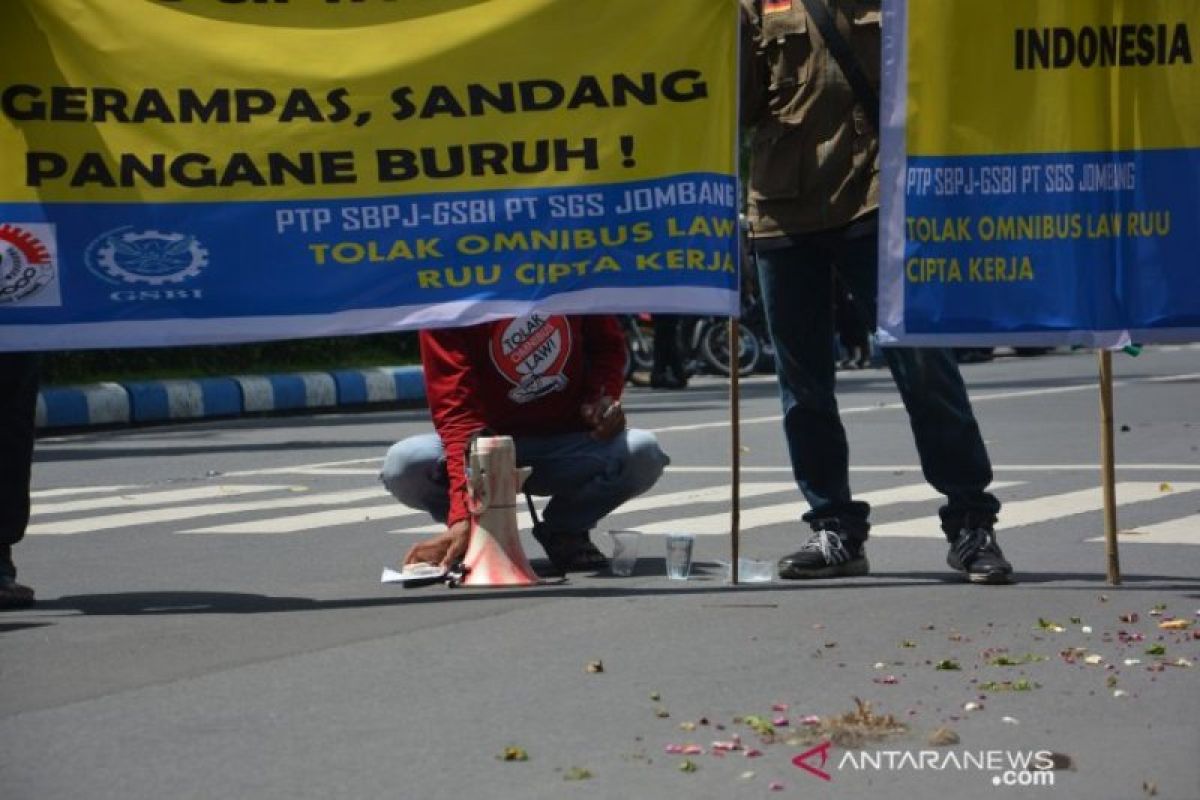 Pengamat: Pengesahan RUU Cipta Kerja bisa pulihkan ekonomi