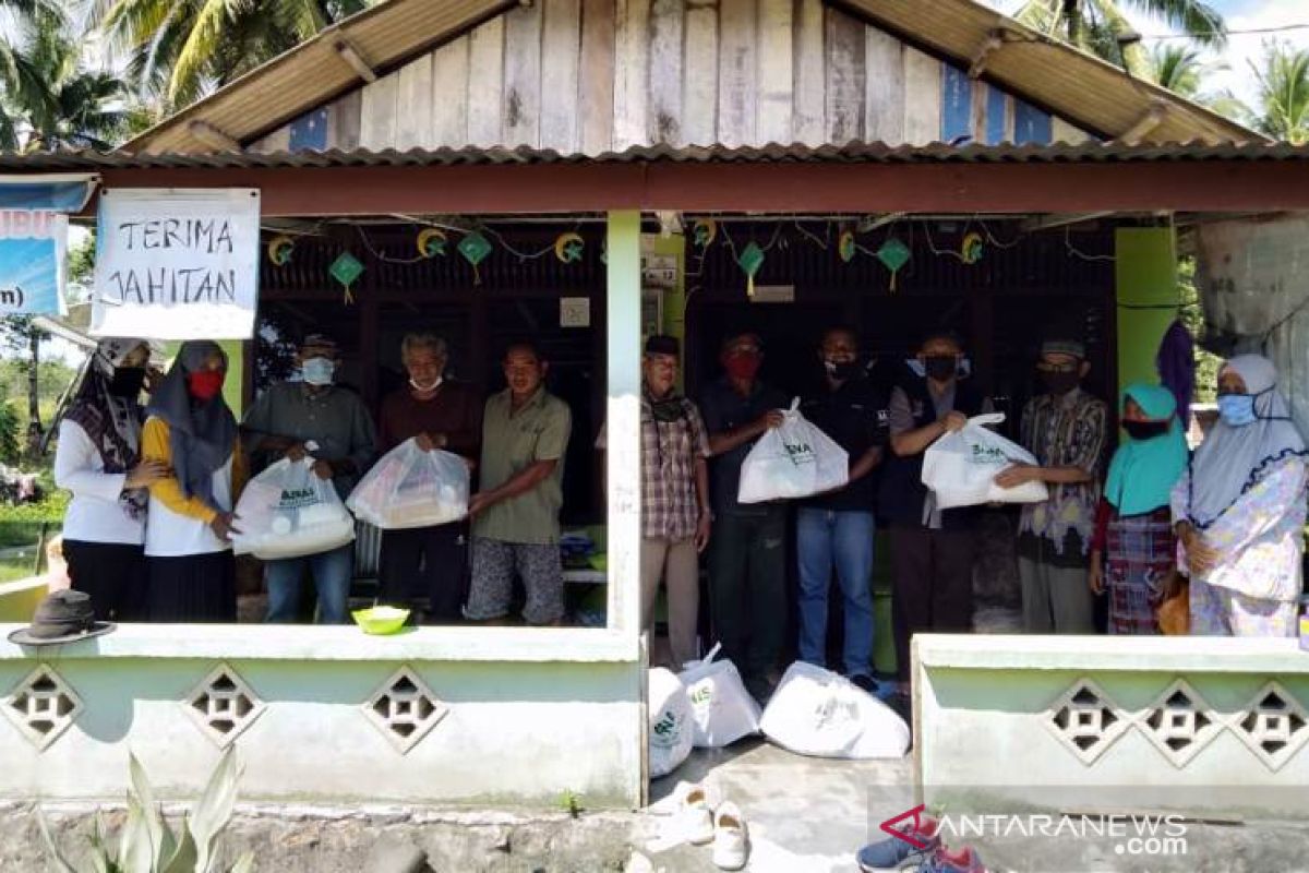 Relawan MBK Bangka Tengah bagikan 100 paket sembako