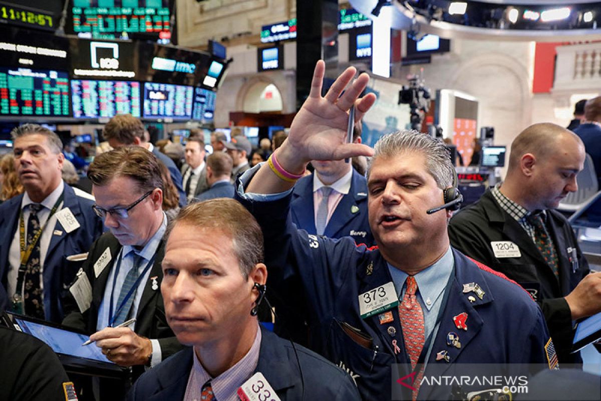 Wall Street ditutup beragam, Indeks Dow Jones jatuh di atas 200 poin