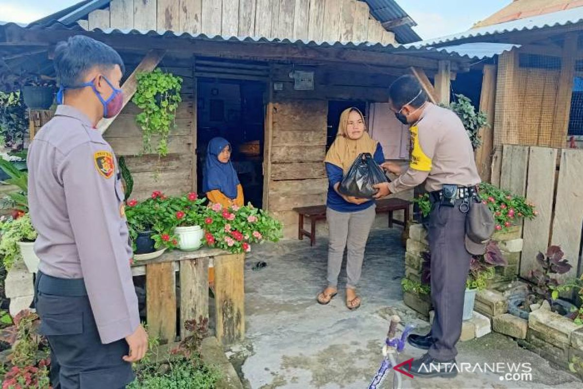 Polres Bangka Tengah salurkan bansos kepada warga terdampak COVID-19