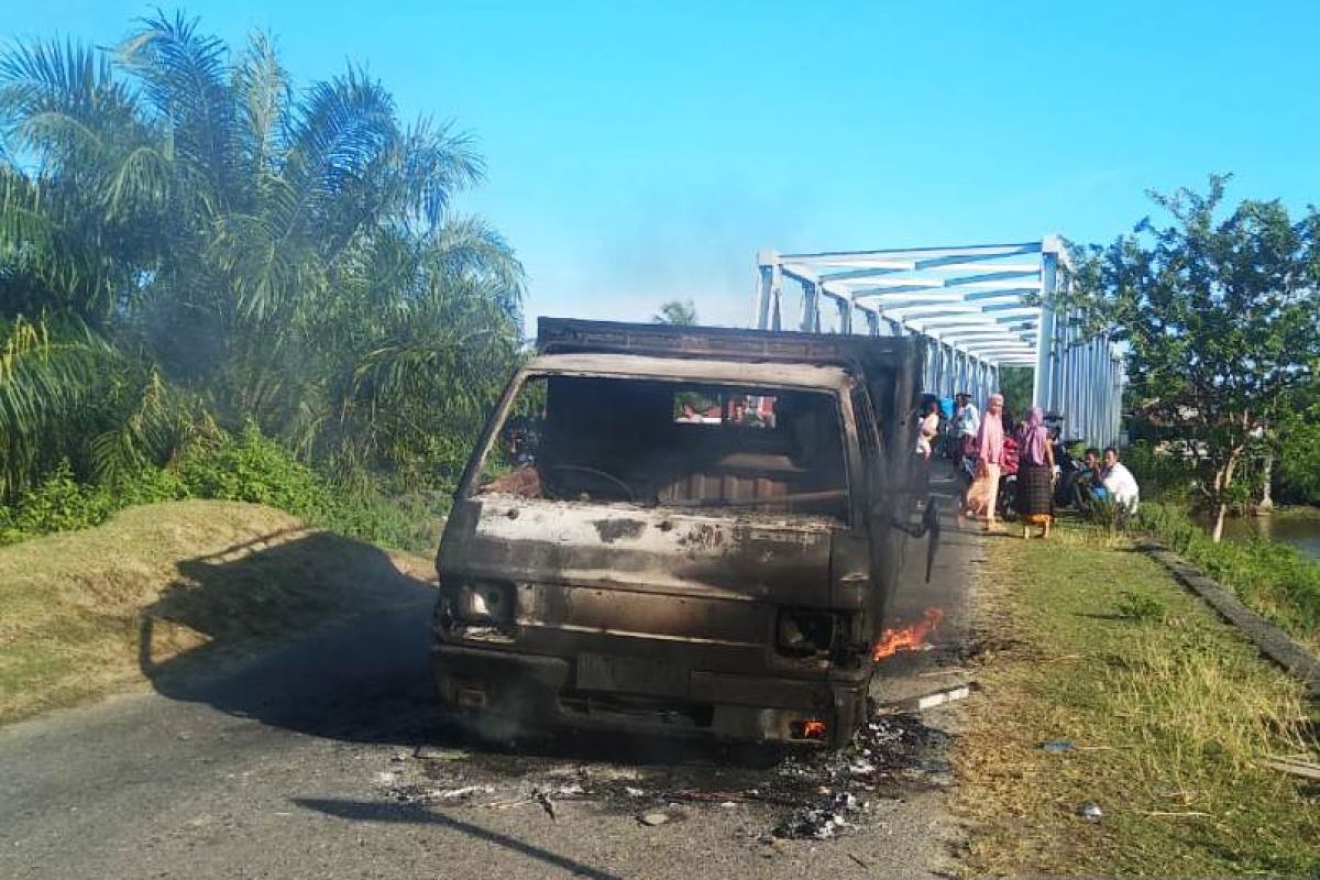 Diduga angkut ternak hasil curian, Massa bakar mobil milik pencuri di Nagan Raya