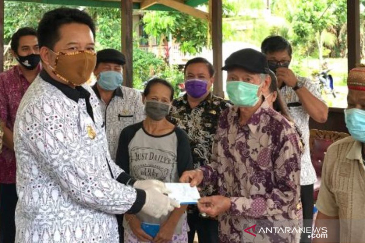 Bupati Mahulu Bonifasius Belawan Geh serahkan BLT kepada 316 KK