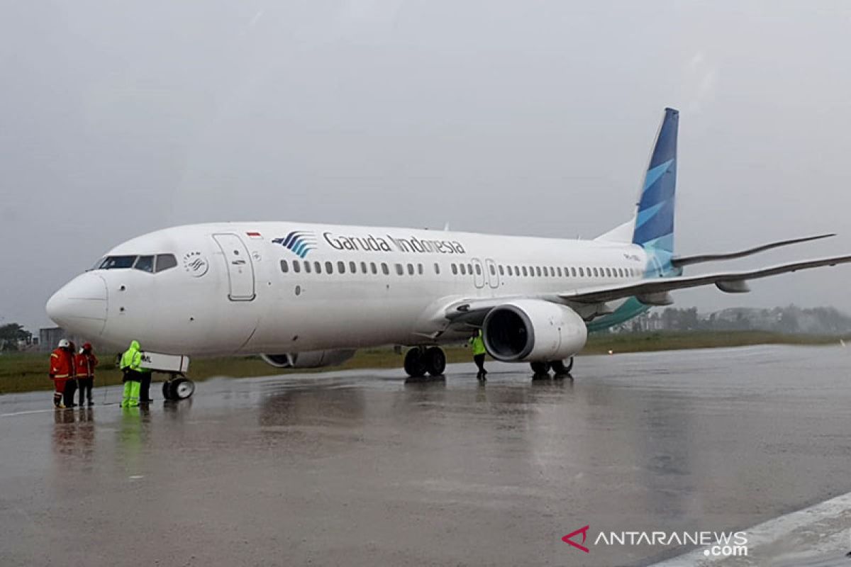 Garuda breaks tires at Syamsudin Noor, all passengers survive