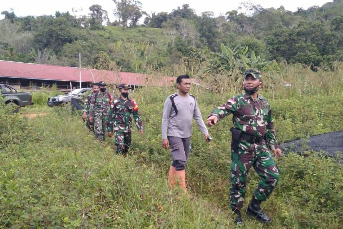 Satgas TMMD-warga bangun gorong-gorong di perbatasan RI-Malaysia