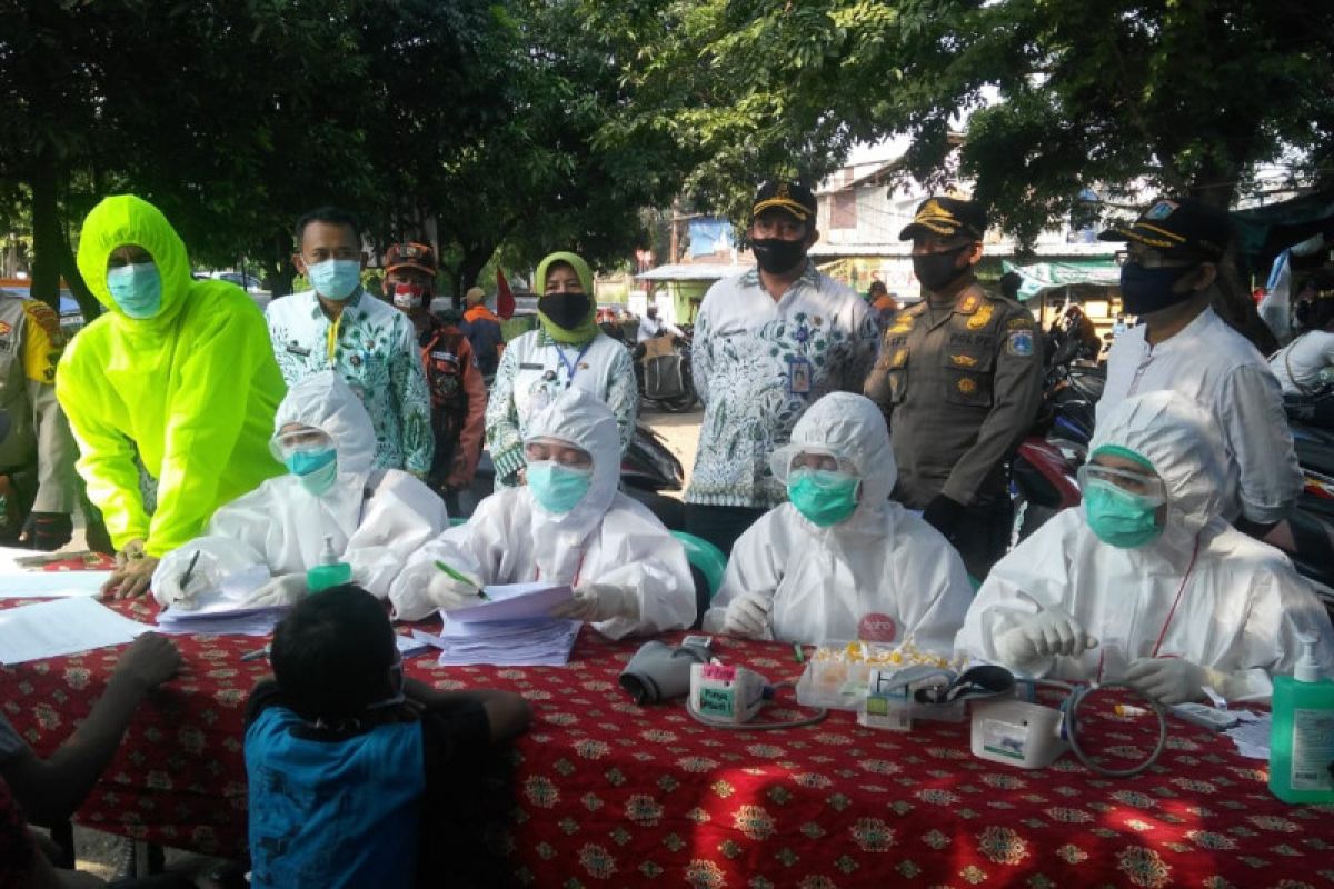 Kelurahan Bangka gelar tes usap untuk pedagang di Pasar Warung Buncit