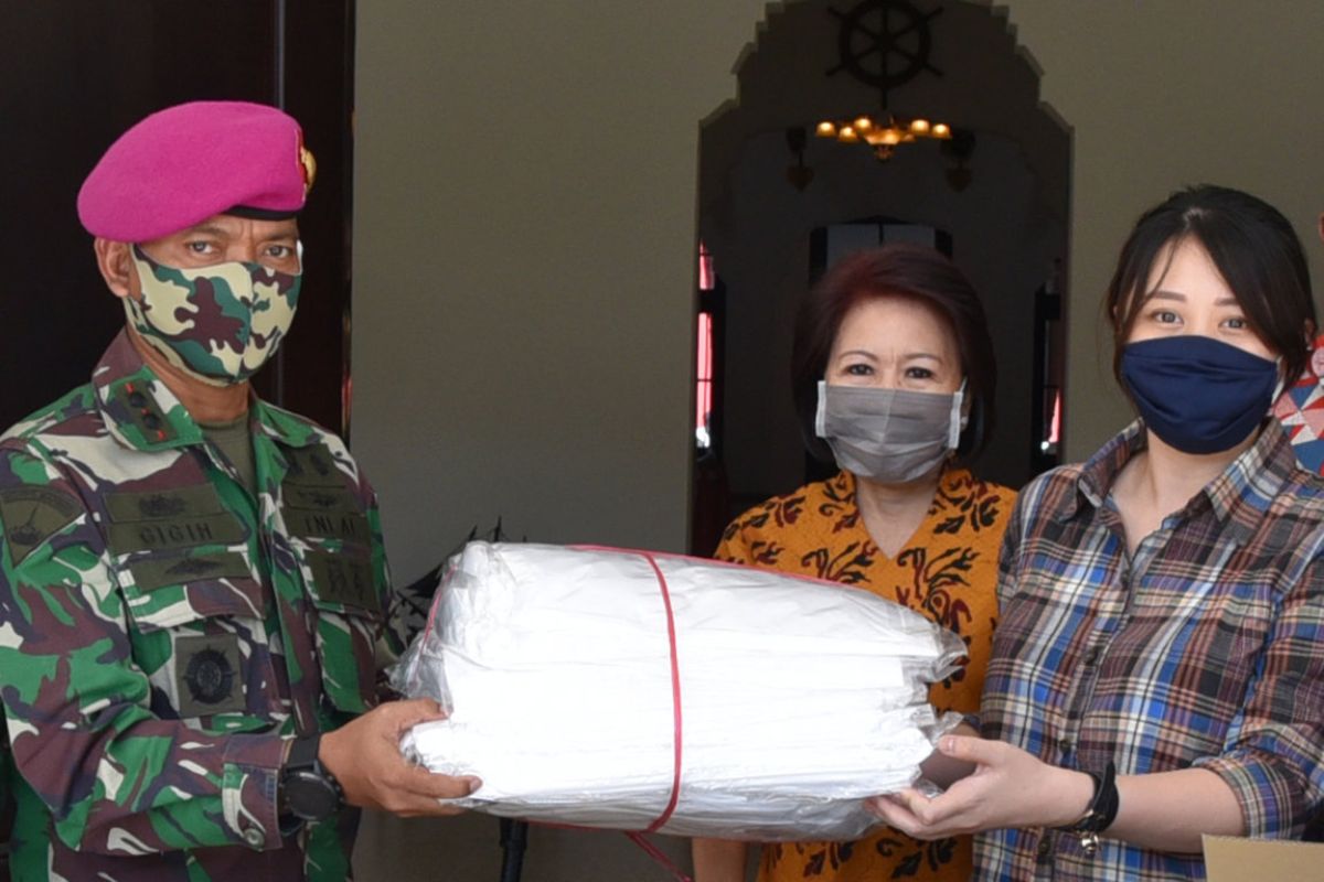 Lantamal VI Makassar terima bantuan APD dari PMKIT dan PSMTI Sulsel