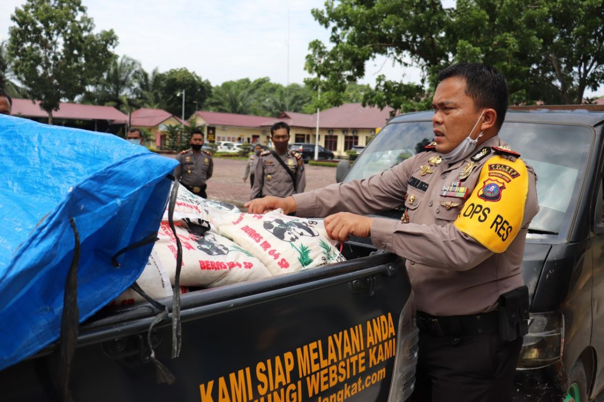 Polres Langkat bagikan 12 ton beras bantuan Mabes Polri