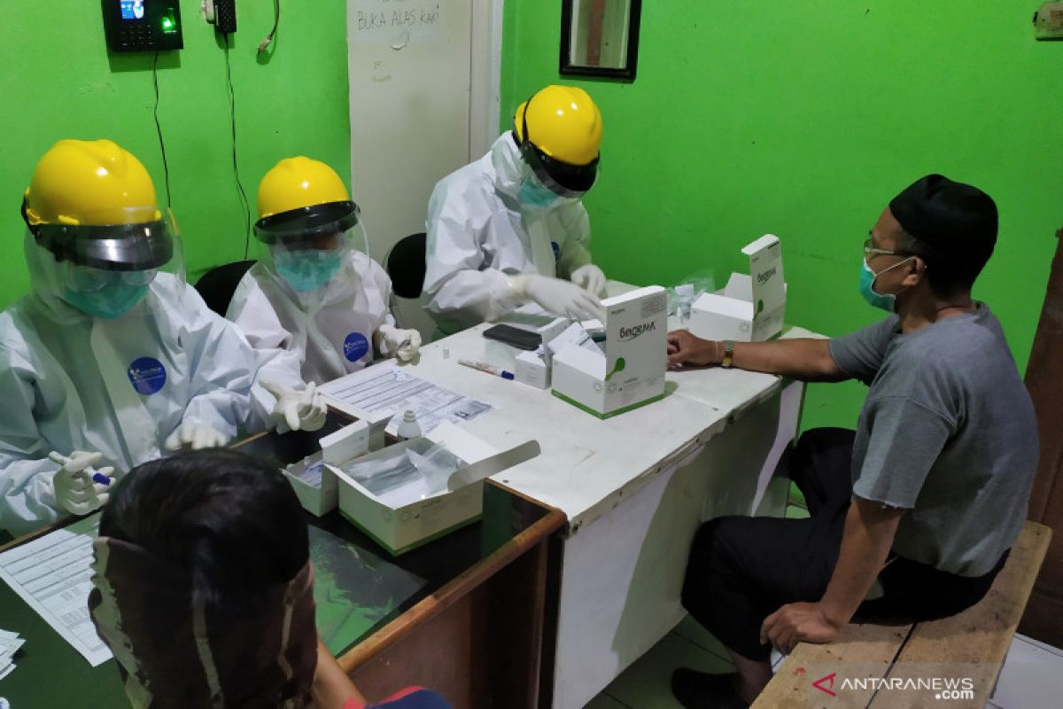 200 pedagang Pasar Leuwipanjang Bandung jalani rapid test