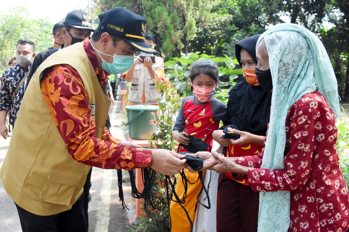 Pemkab Mojokerto  terus salurkan bantuan logistik ke kampung tangguh