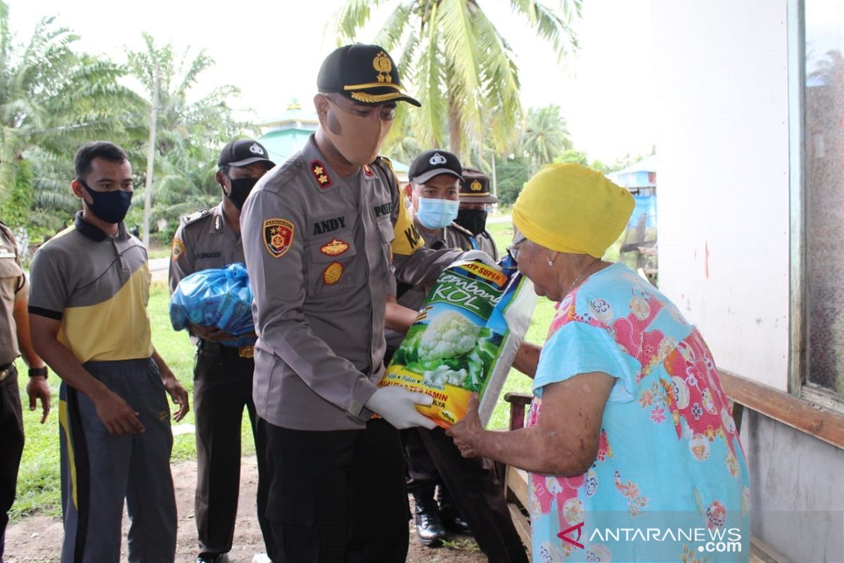 Polisi Mukomuko bagikan beras kepada warga