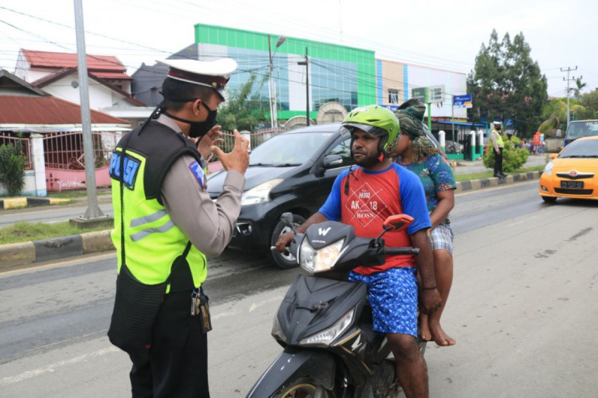 Polresta Jayapura sosialisasikan kebijakan normal baru ke warga