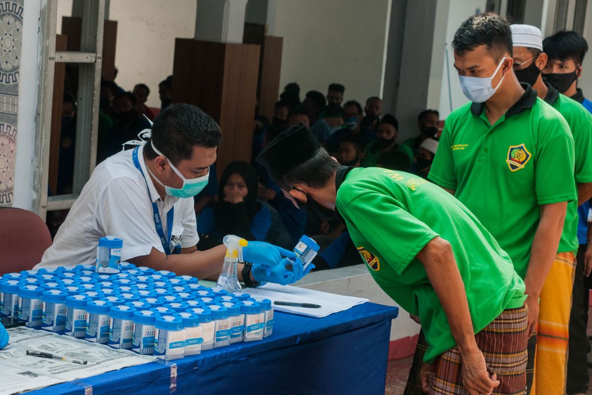 BNN Banten lakukan tes urine narapidana dan petugas Lapas Rangkasbitung