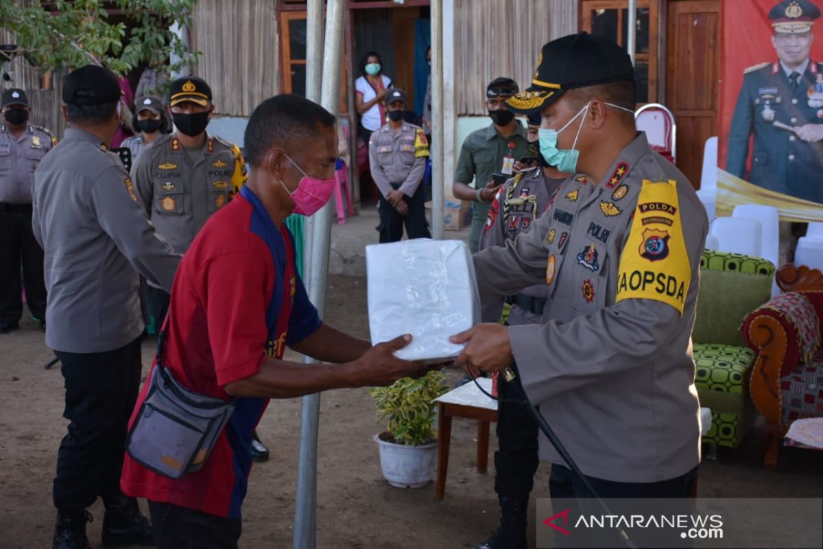 Kapolda NTT bagikan ratusan paket sembako kepada warga di perbatasan