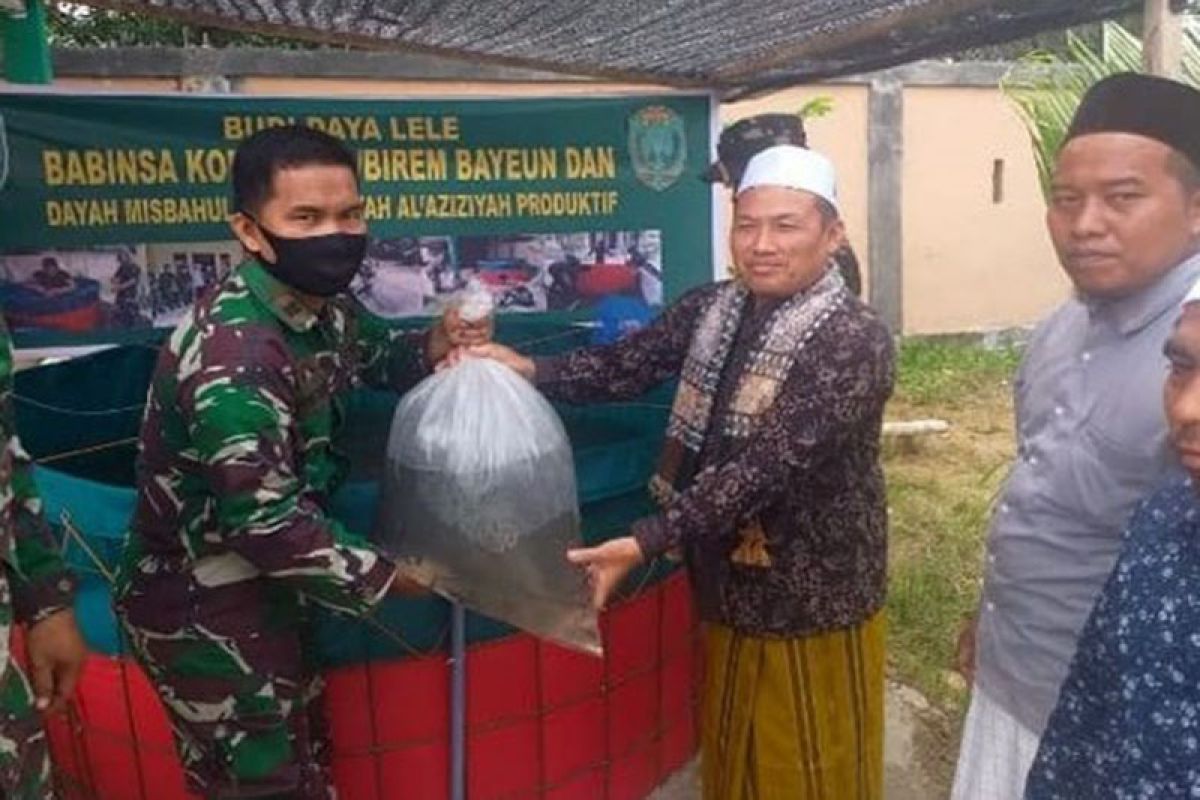 Tingkatkan perekonomian dayah, Kodim 0104 Aceh Timur beri sarana budidaya Ikan Lele