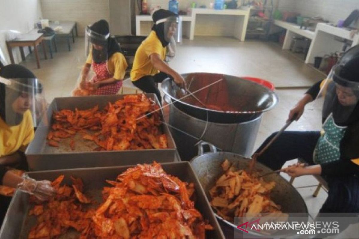 Usaha keripik balado mulai berproduksi kembali saat transisi kenormalan baru di Padang