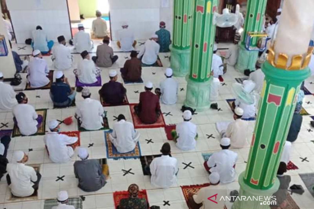 Masjid di Daha Selatan terapkan jaga jarak pola silang papan catur