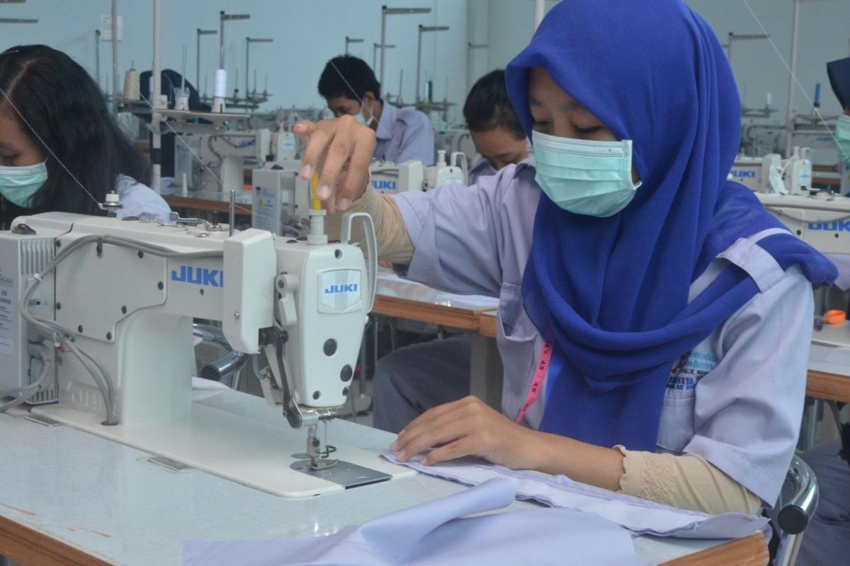 Ministry moves to restrict garment import to protect domestic industry