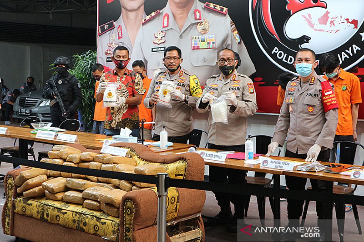 Polda Metro Jaya gagalkan kiriman 336 kilogram ganja dalam sofa