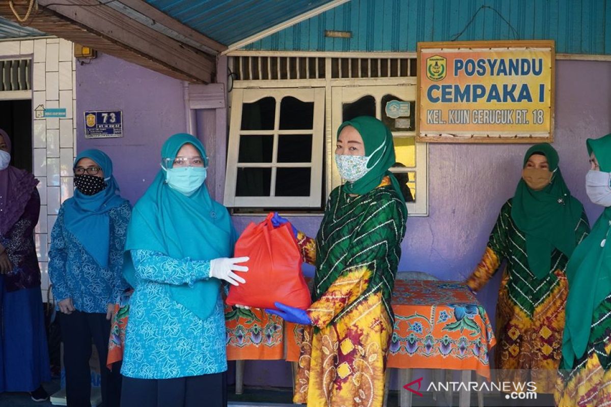 PKK Kota Banjarmasin bagikan PMT kepada warga