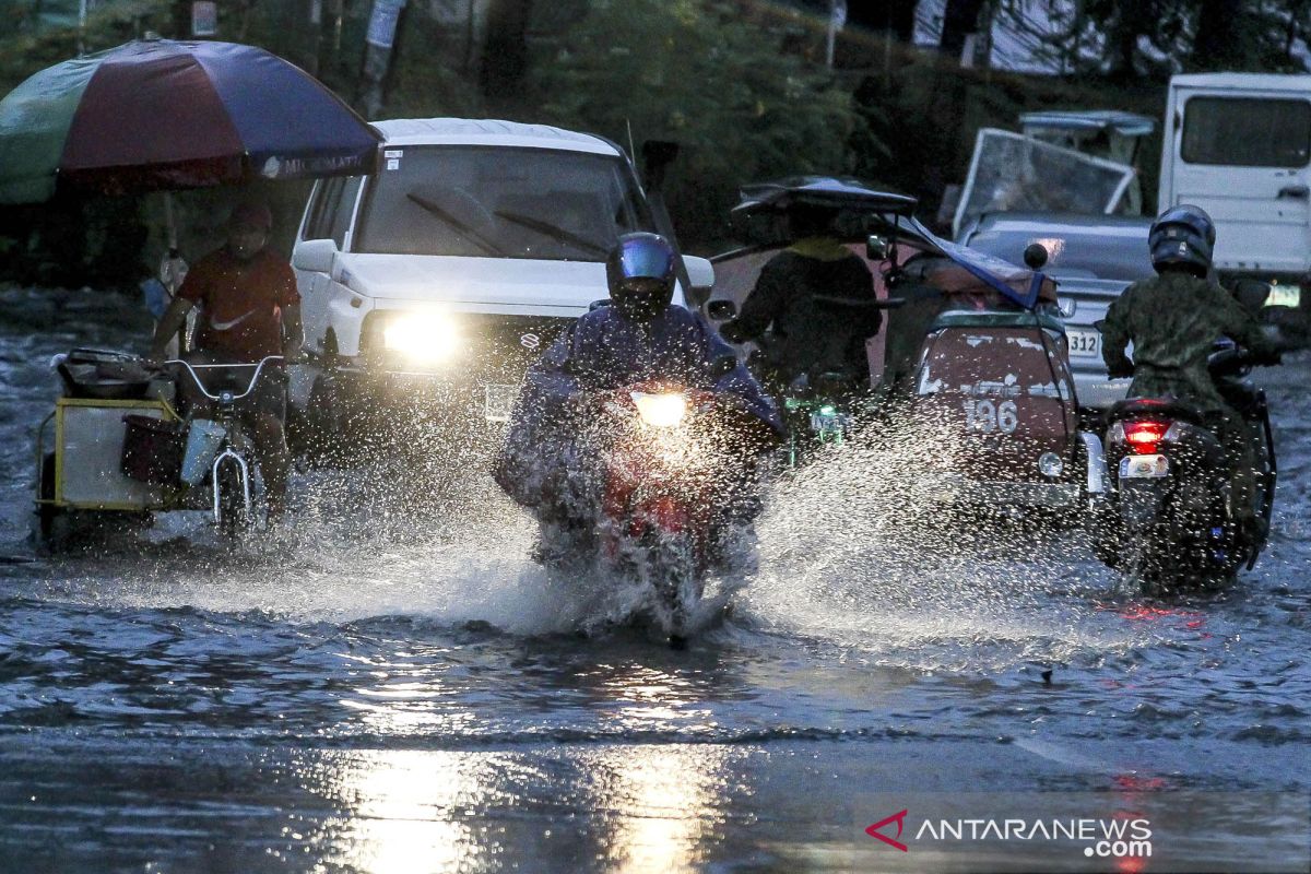 Filipina evakuasi 1.800 warganya saat badai tropis Molave mendekat