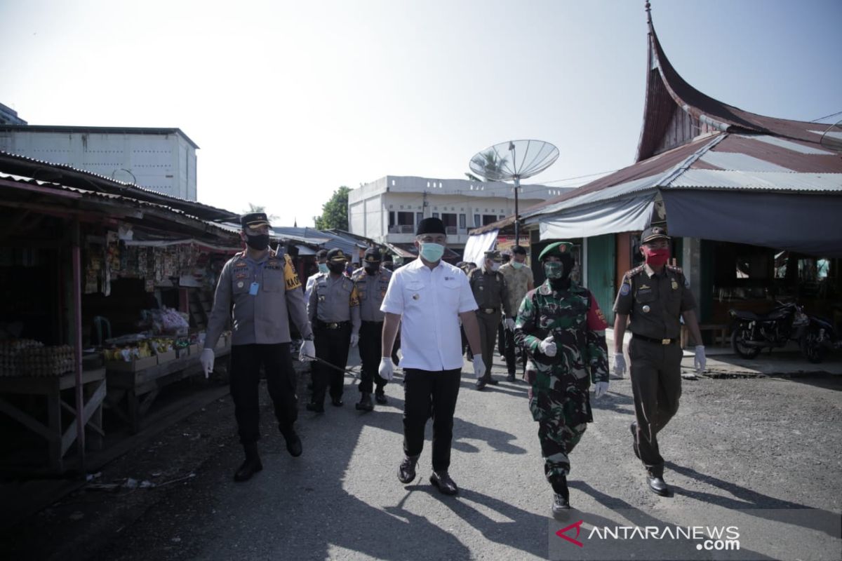 Bupati dan Kapolres Dharmasraya pastikan penerapan protokol kesehatan di pasar rakyat