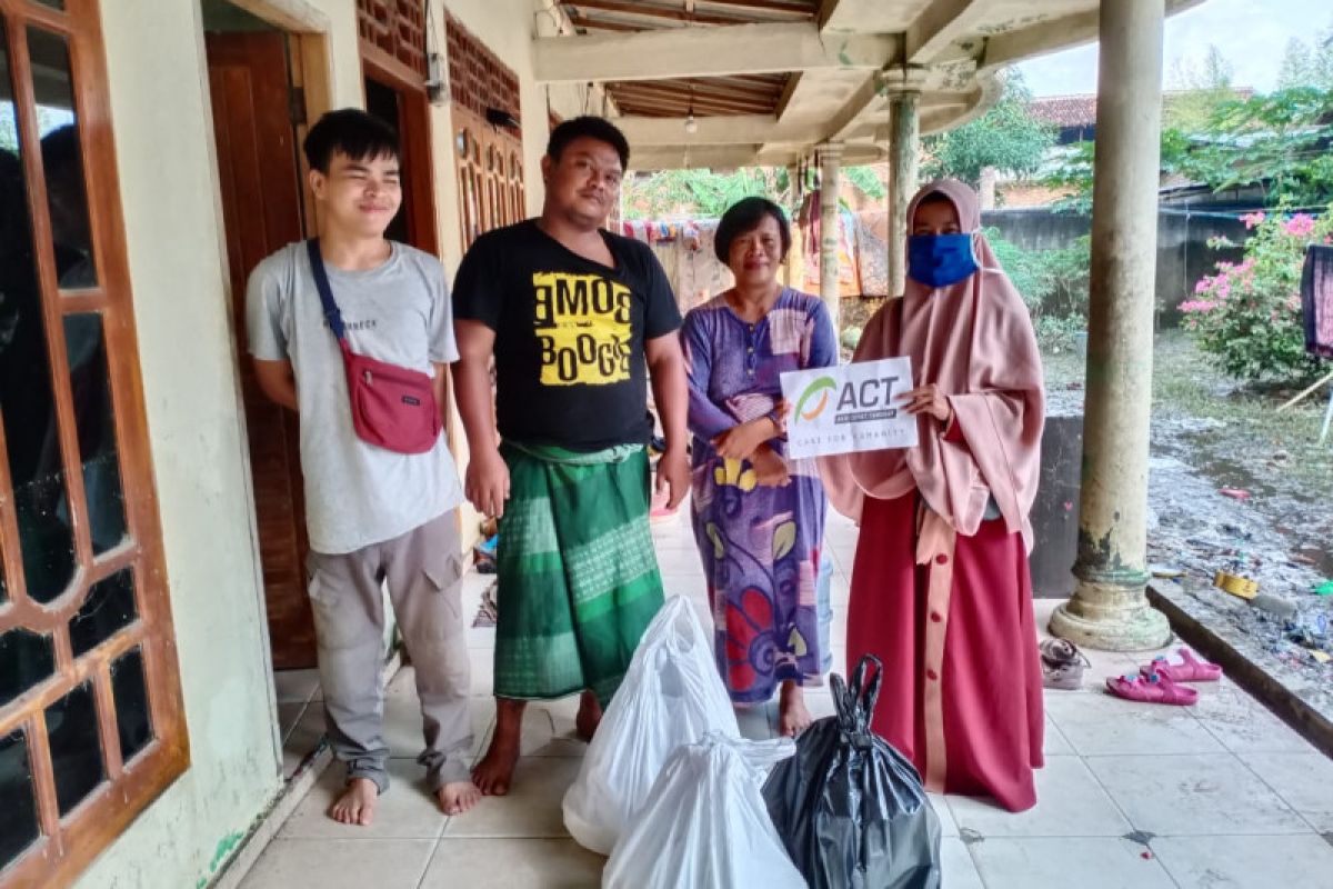 ACT Lampung bagikan 300 porsi makanan siap saji bagi warga terdampak banjir