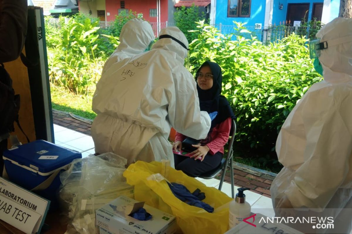 Ibu hamil jalani swab sebagai syarat persalinan