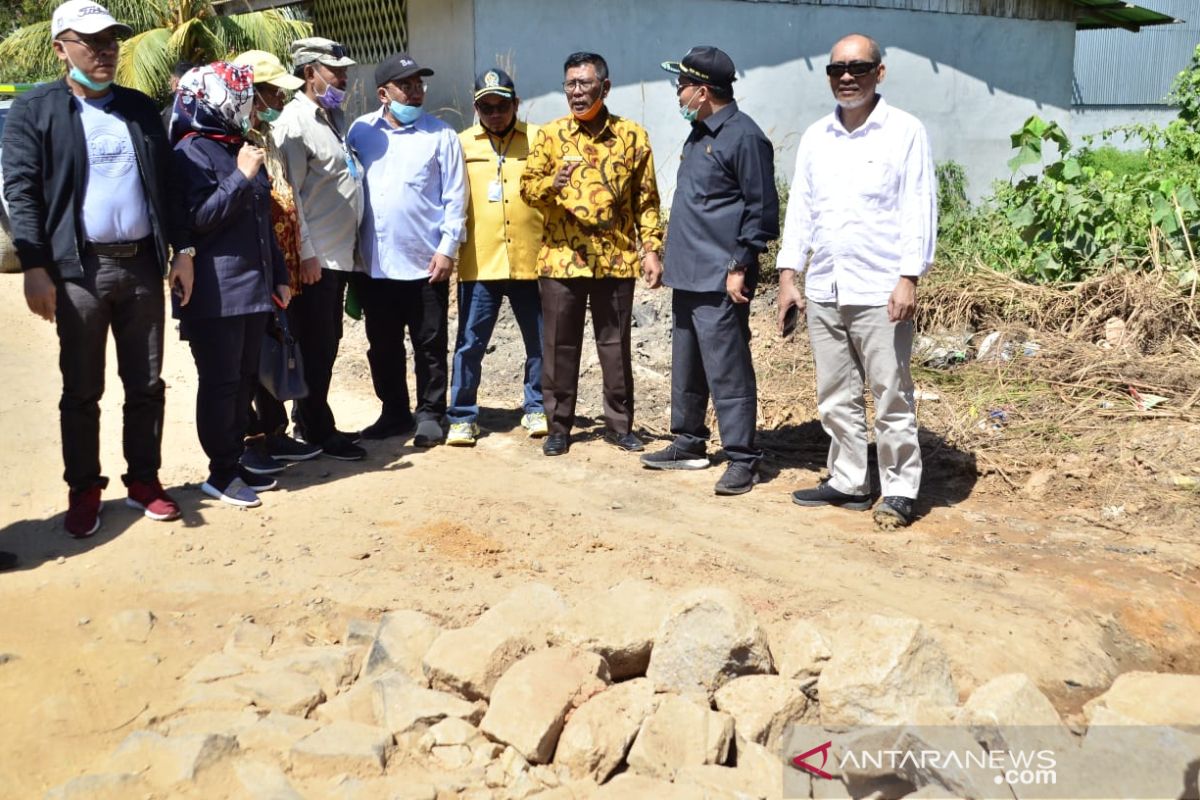 Bupati Citra dan DPRD Kalbar tinjau kondisi Jalan Siduk- Teluk Batang