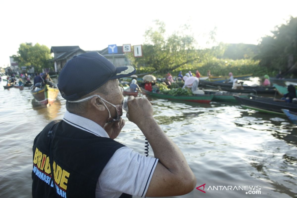 Tim KIE Kominfo ingatkan Acil Pasar Terapung kenakan masker