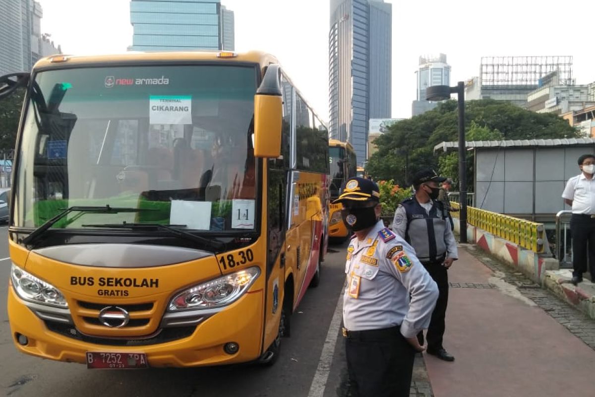 Bus sekolahpun dikerahkan angkut penumpang KRL yang terlantar
