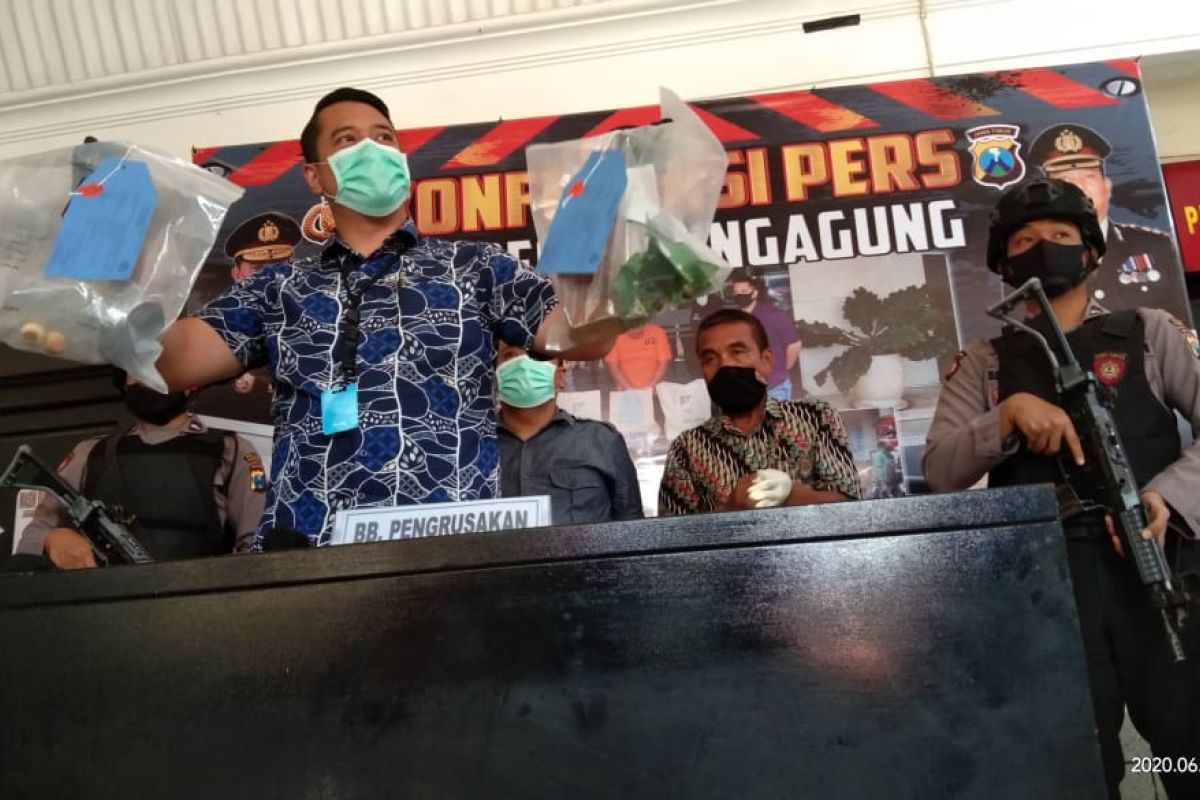 Oknum legislator Tulungagung terduga pelempar botol bir lolos jerat hukum