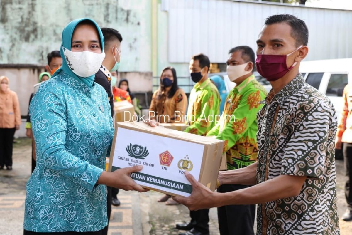 Ketua PKK Lampung bagikan 1.000 paket sembako untuk warga terdampak COVID-19