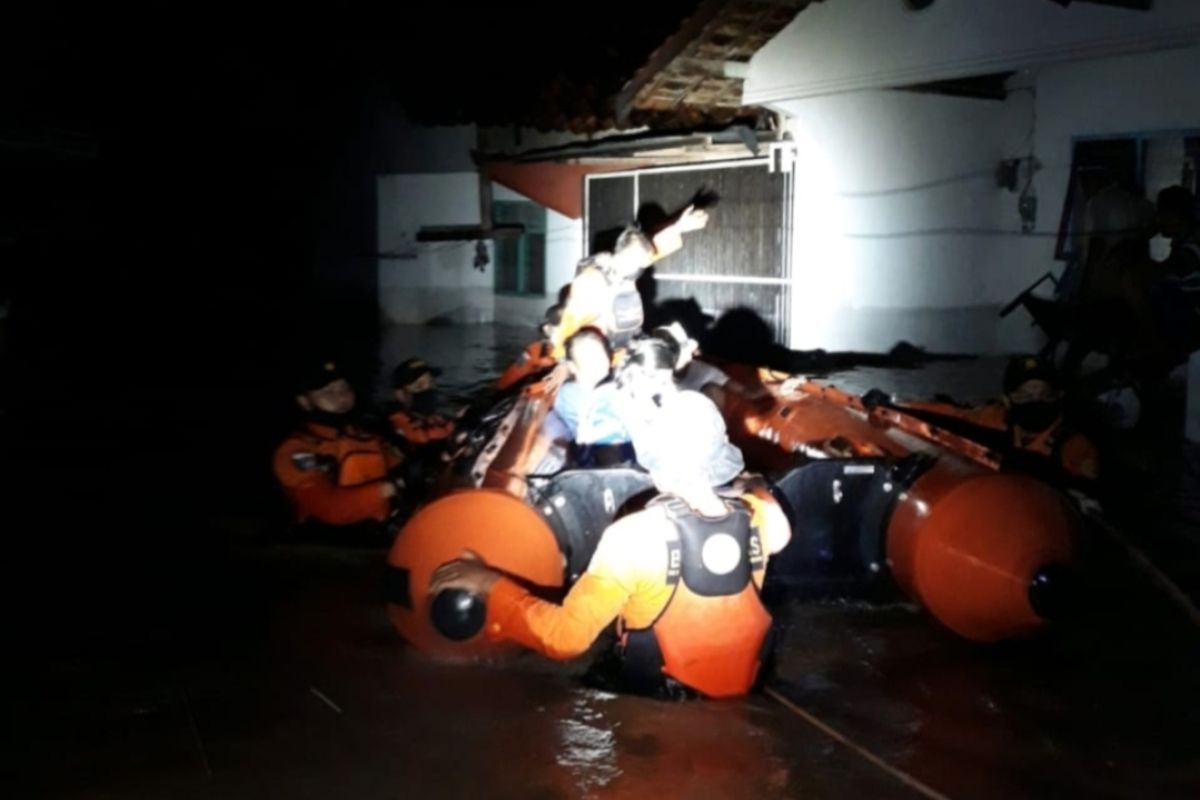Basarnas terjunkan dua tim evakuasi warga terdampak banjir
