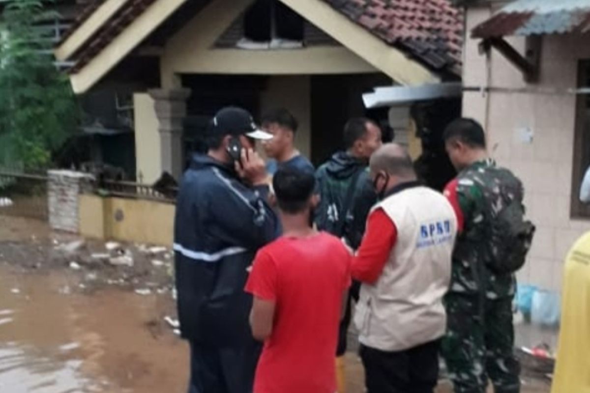 BPBD masih evakuasi dan bersihkan material yang terbawa banjir