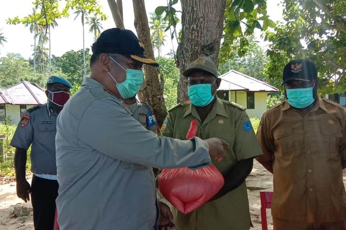 Kapolres Sarmi serahkan beras bantuan Polri ke warga Pulau Liki