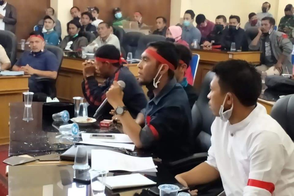 Datangi DPRK Bener Meriah massa tuntut kinerja dan tanggungjawab pemerintah daerah