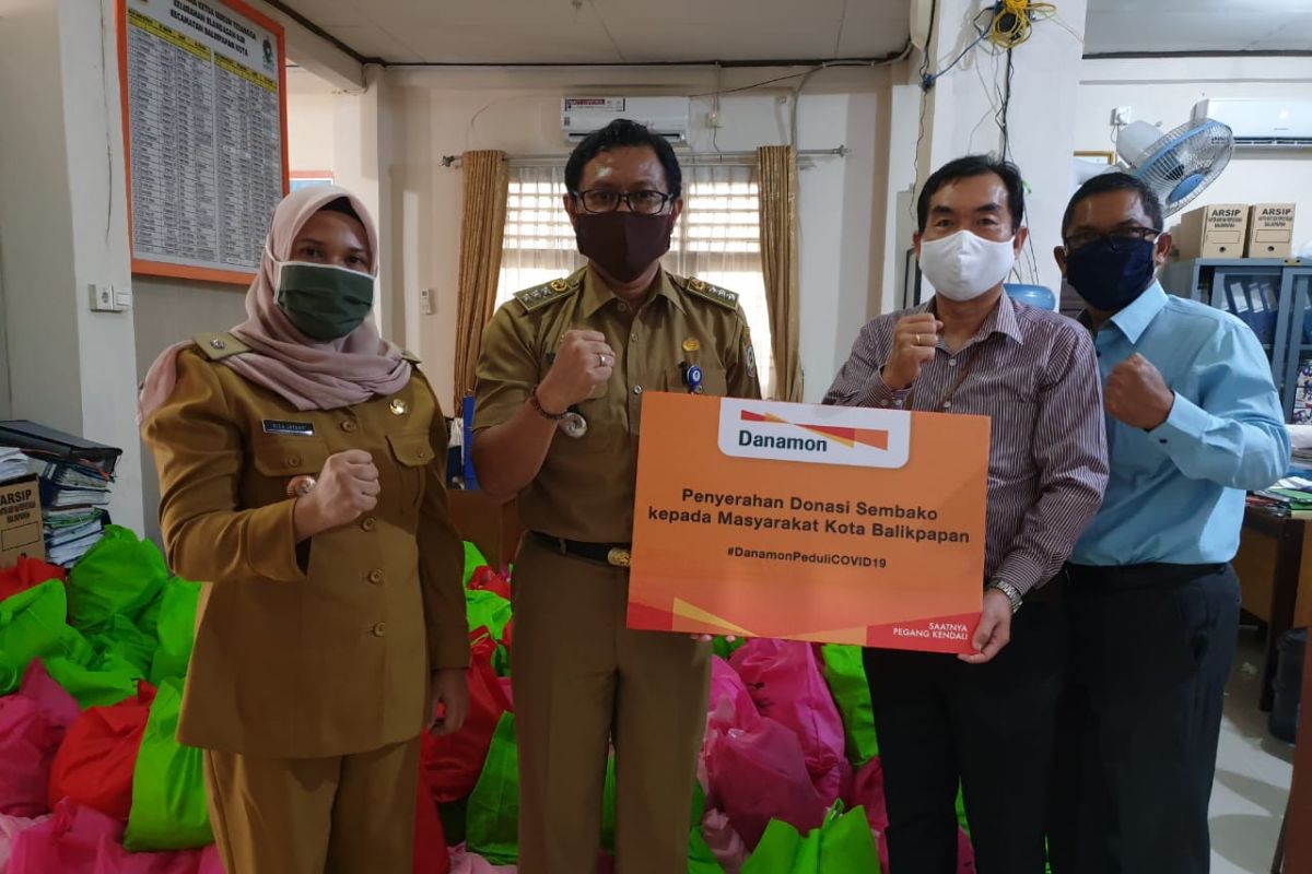 Bank Danamon Kalimantan bagikan paket bahan makanan