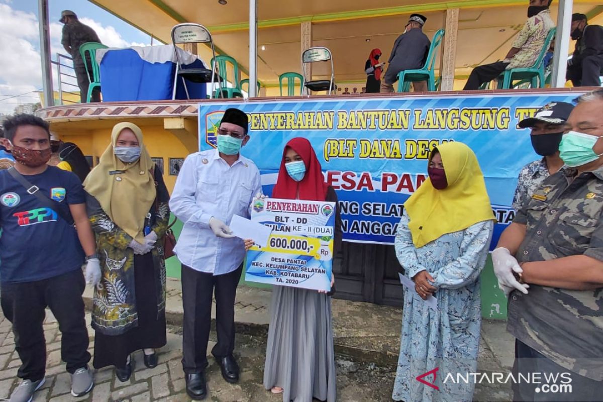 Bupati serahkan BLT Dana Desa kepada masyarakat pantai