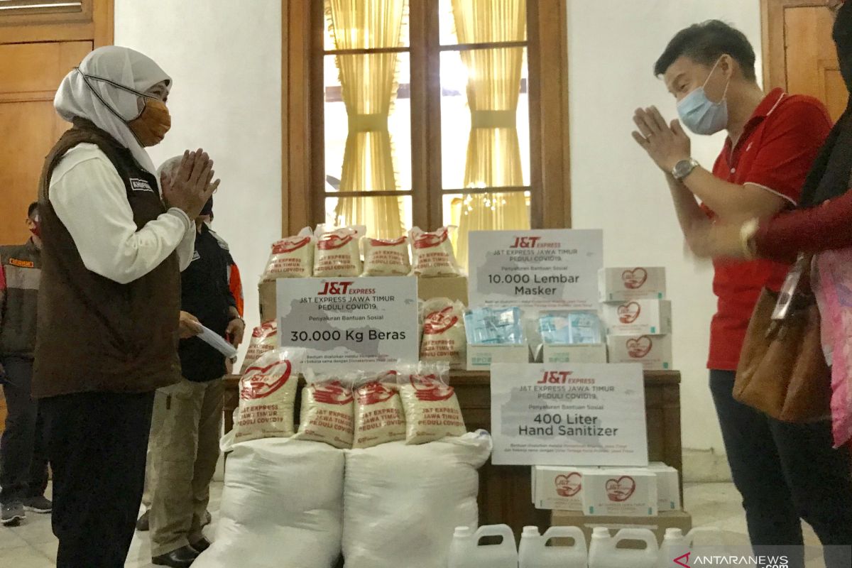 Cegah penyebaran COVID-19, J&T Express Jatim salurkan paket bantuan