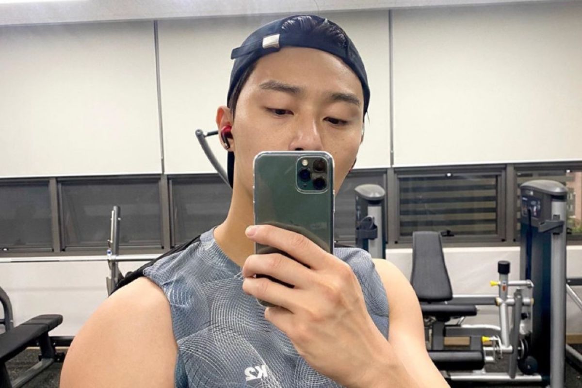 Jadi pemain sepak bola, Park Seo Joon rajin ke "gym"