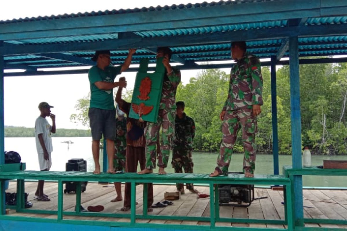 Prajurit TNI Yonif 754/ENK membangun dermaga serba guna di Bonggo Sarmi