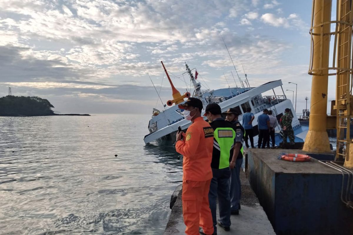 66 orang dalam KM Dharma Rucitra III rute Pelabuhan Lembar Lombok-Padangbai Bali dievakuasi selamat