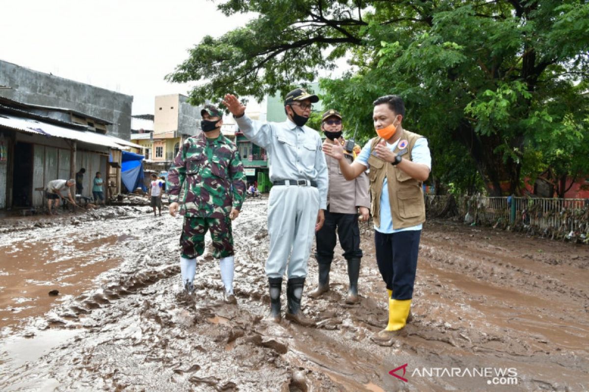 Gubernur Sulsel salurkan bantuan Rp16 miliar untuk banjir Bantaeng