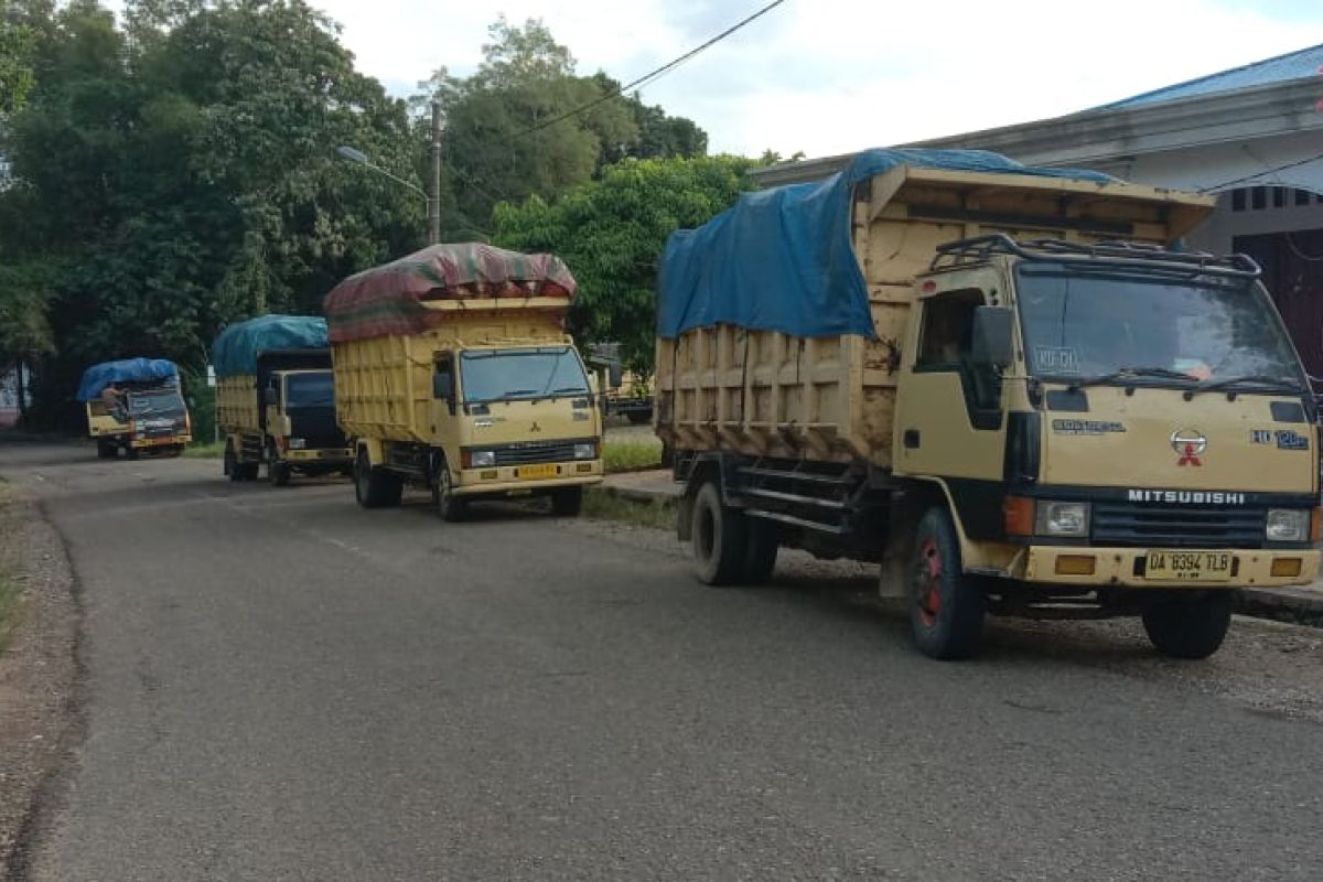 Warga Kecamatan Haruai tahan angkutan kelapa sawit